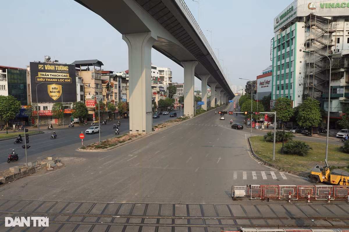 Đường Trường Chinh khá vắng vẻ trong sáng nay.