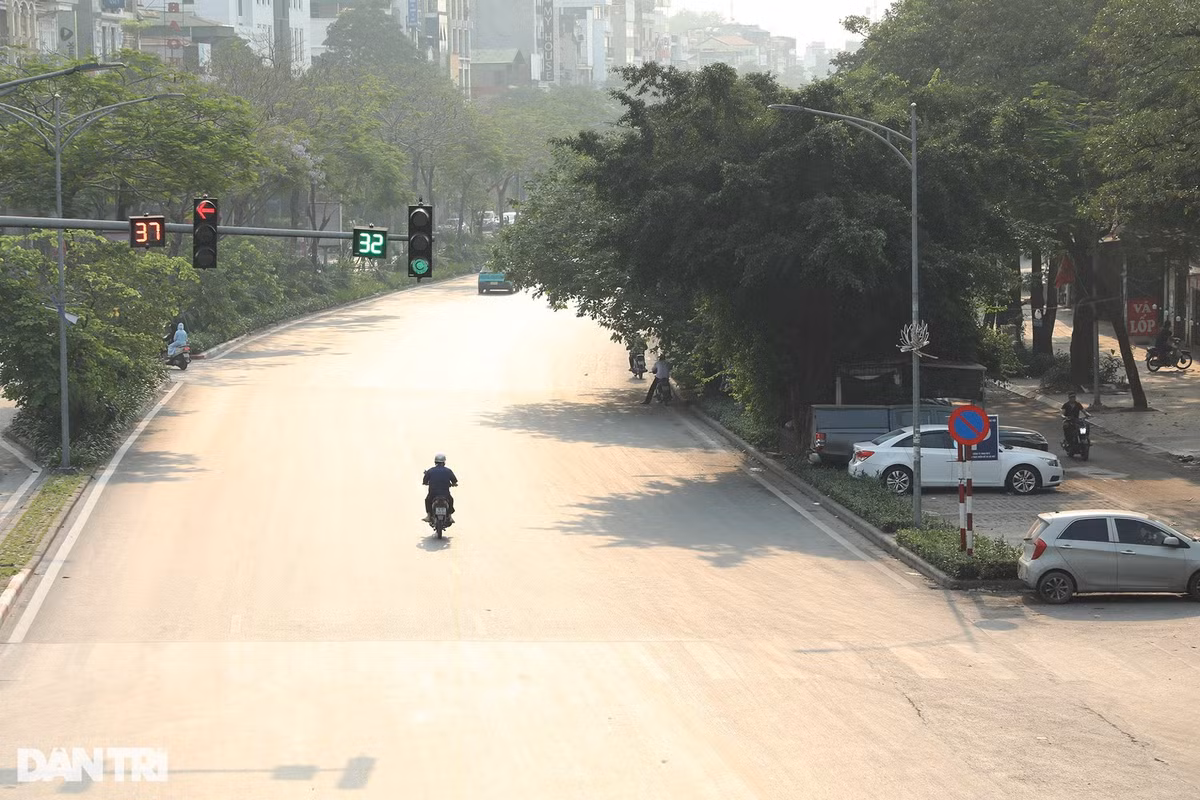 Ngày 28/4, ánh nắng chói chang ngay từ sáng sớm, nền nhiệt tại Hà Nội dự báo đạt đỉnh khoảng 39-40 độ C. Ảnh chụp tại đường Trần Khát Chân lúc 7h.