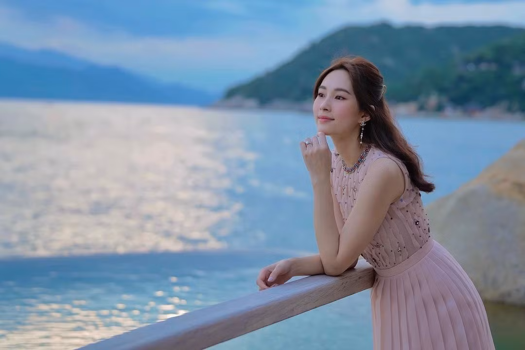 HH Dang Thu Thao roi Showbiz, yen vui voi chong dai gia-Hinh-13