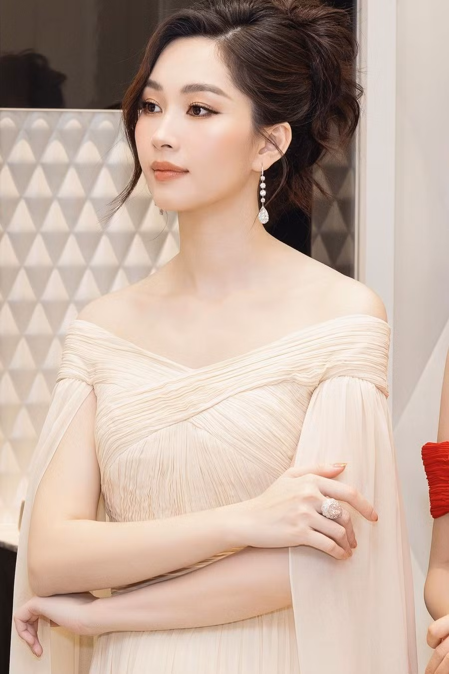 HH Dang Thu Thao roi Showbiz, yen vui voi chong dai gia-Hinh-2
