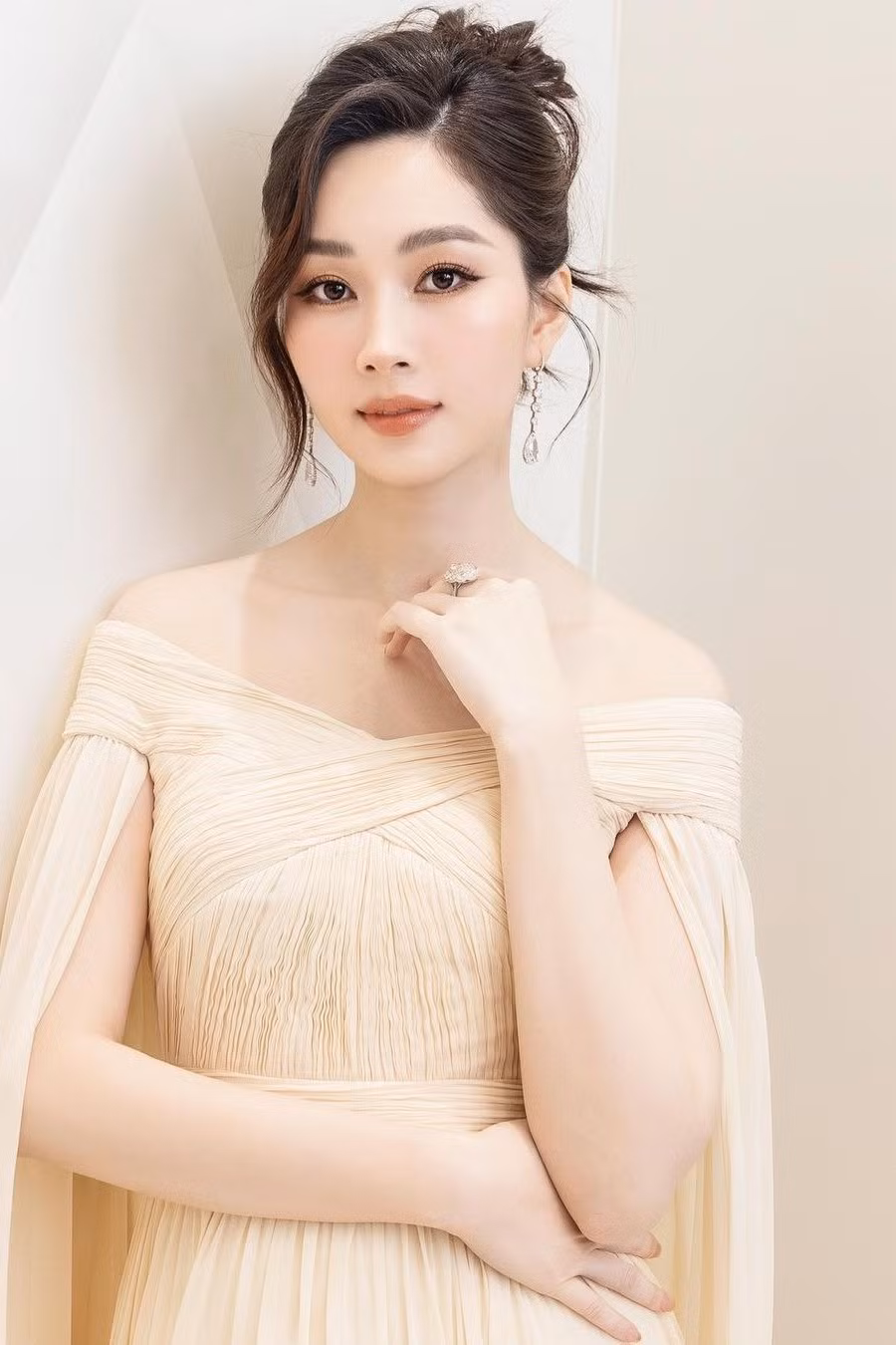 HH Dang Thu Thao roi Showbiz, yen vui voi chong dai gia