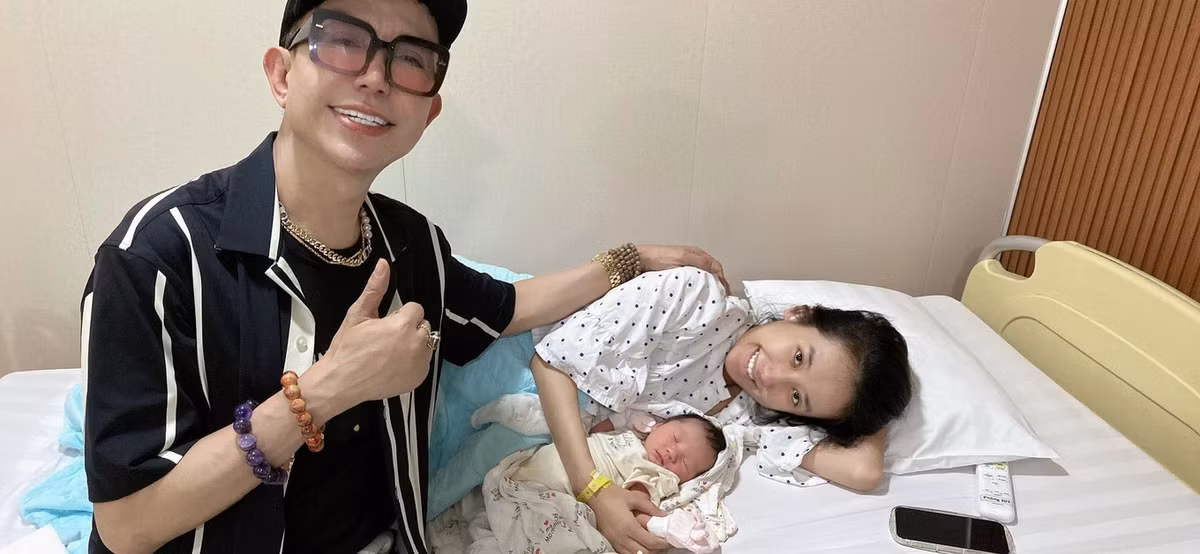 Ca si Long Nhat: vien man ben vo con, lam ong ngoai tuoi 57-Hinh-5