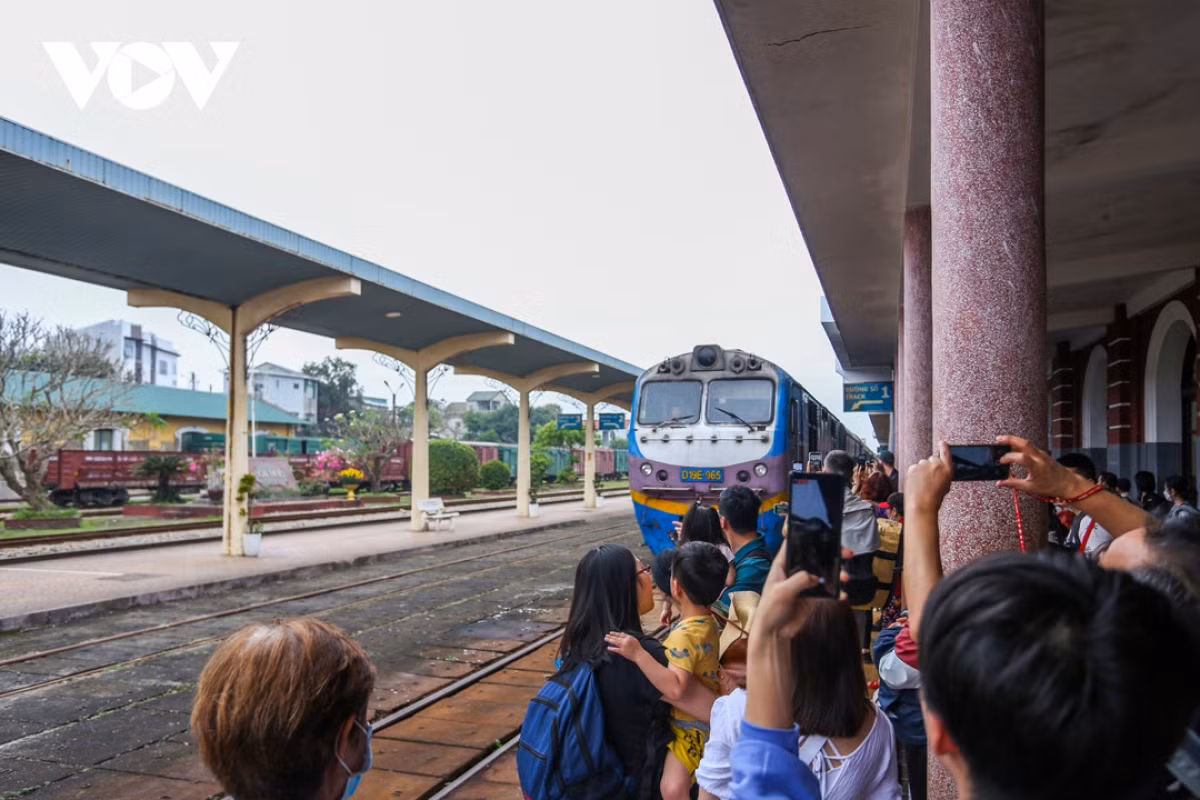 Toa tau du lich Hue - Da Nang sap hoat dong co gi?