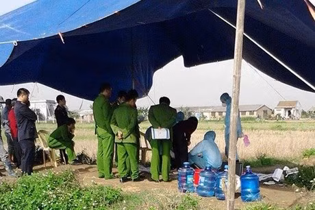 Tiến hành khai quật, công an tìm thấy một thi thể đang phân hủy. Thi thể này được xác định là của nữ giới, tử vong trước đó nhiều tháng. Qua công tác giám định, Công an tỉnh Cao Bằng xác nhận, thi thể này là của chị Đ.M.C, người mới được gia đình trình báo mất tích. Công tác khám nghiệm cũng chỉ ra rằng, chị C đã bị sát hại bằng vật sắc, nhọn. (Ảnh minh họa, nguồn Báo Lao Động) 