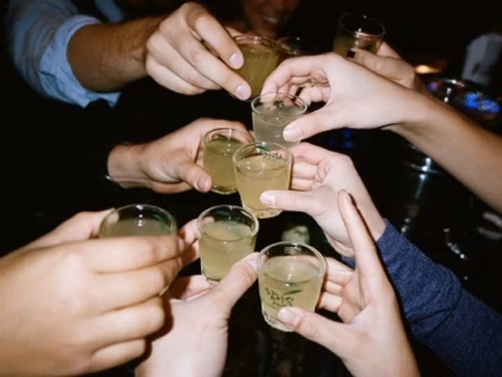 Quá trình đấu tranh, làm việc với Trường, gã thanh niên này cuối cùng cũng thừa nhận chính mình ra tay sát hại chị C. Theo đó, khoảng tháng 2/2022, đúng vào dịp Tết, Trường có đi uống rượu. Lúc này chị C gọi điện và bảo Trường đèo mình về "bên ngoại". Phần vì đang dở "rượu", phần vì chưa có phương tiện nên Trường không đồng ý. Từ việc này, giữa C và Trường nảy sinh mâu thuẫn, cãi vã. Trong lúc nóng giận, Trường đã dùng dao sát hại chị C. (Ảnh minh họa, nguồn internet) 