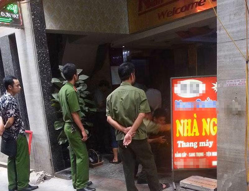 Những chi tiết này dẫn đến một nhận định, nghi phạm nhiều khả năng ở tại phòng 402 và đã ra tay khi bên trong nhà nghỉ chỉ còn duy nhất bà M. Hiện trường vụ án quả thật không để lại nhiều dấu vết, có thể thấy nghi phạm đã gây án rất nhanh rồi bỏ trốn. Khám xét căn phòng 402, công an tìm thấy một tờ giấy photo chứng minh nhân dân mang tên Vũ Kim T (trú tại Bình Giang, Hải Dương). (Ảnh minh hoạ, nguồn Dân Việt) 