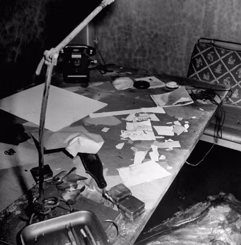 Giấy tờ và đồ đạc lộn xộn trên chiếc bàn của Hitler sau khi ông tự tử ngày 30/4/1945.