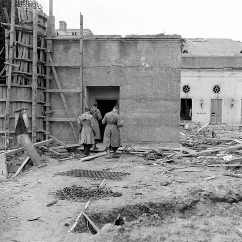 Cảnh tượng bên trong khu vườn của tòa nhà Reich Chancellery tại Berlin năm 1945.
