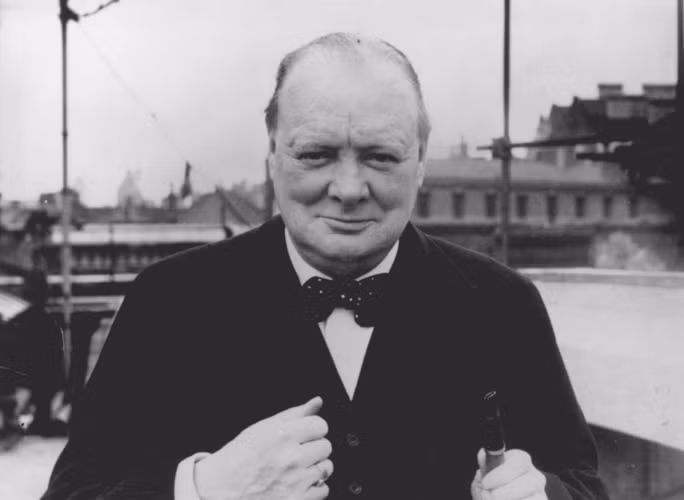 Theo các bài báo, năm 1940, Thủ tướng Anh Churchill vô cùng bất ngờ sau khi ông nhìn thấy hồn ma Tổng thống Lincoln ngay khi ông bước ra khỏi nhà tắm. Theo kể lại, ông Churchill đã nói với ông Lincoln rằng: "Chào buổi tối ngài Tổng thống. Ông dường như không hài lòng điều gì đó với tôi".