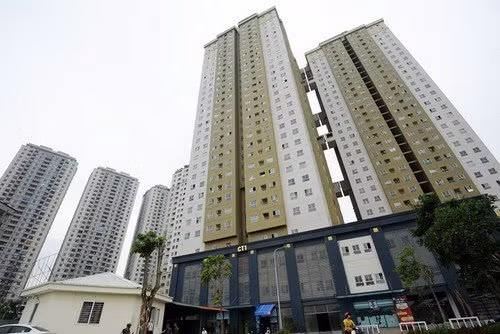 Trong đó, tòa nhà CT1 Xa La khu vực siêu thị tầng 2 không đảm bảo số lối ra thoát nạn khi chỉ có 1 lối thoát nạn và 1 thang cuốn từ tầng 1 lên tầng 2. Ảnh: Bất động sản Việt Nam.