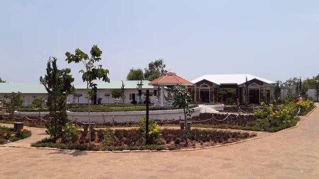 Một góc công trình khu du lịch xây dựng trái phép của ca sĩ Hồ Quỳnh Hương ở xã Bình Châu. Ảnh: Đ.H/TTO.