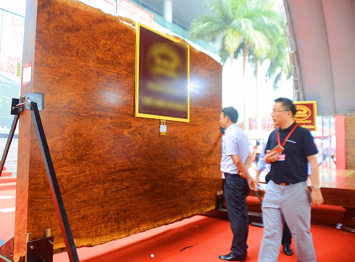Chiếc phản gỗ này được làm từ gỗ Cẩm Lai nguyên khối - đây là dòng gỗ quý, nổi bật bởi đường vân đẹp và độ bền cao.