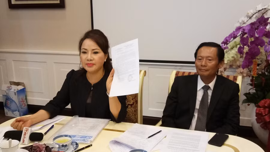 Ngày 28/2/2016, khách thông báo tất toán sổ với số tiền gốc lãi là hơn 300 tỷ đồng. Tuy nhiên, 245 tỷ đồng đã bốc hơi. Ngân hàng và phía bà Bình đã nhiều lần làm việc với nhau nhưng không tìm được tiếng nói chung nên ngày 6/3/2017, Eximbank đã gửi đơn tố giác hành vi của ông Lê Nguyễn Hưng lên công an. Ảnh: thuongtruong24h.vn.