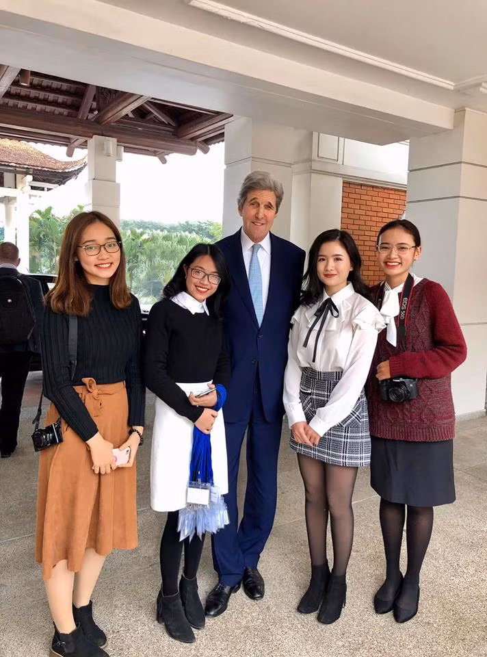 Mới đây, 9X cũng chia sẻ cơ duyên gặp lại cựu Ngoại trưởng Mỹ John Kerry sau 3 năm kể từ lần trông thấy vị chính khách này trong chuyến công du Việt Nam của ông Obama.