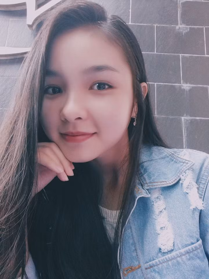 Được biết, đây không phải là lần đầu tiên Hồng Đoan tham gia một buổi tư vấn hướng nghiệp. Cô gái trẻ thường có hứng thú với các sự kiện ngoại khóa, thích tham gia vào các bộ phận tiếp đón, lễ tân tại các buổi tư vấn hoặc ngày hội học sinh, sinh viên - nơi cô có thể vận dụng các kiến thức, kỹ năng trong chuyên ngành học của mình.