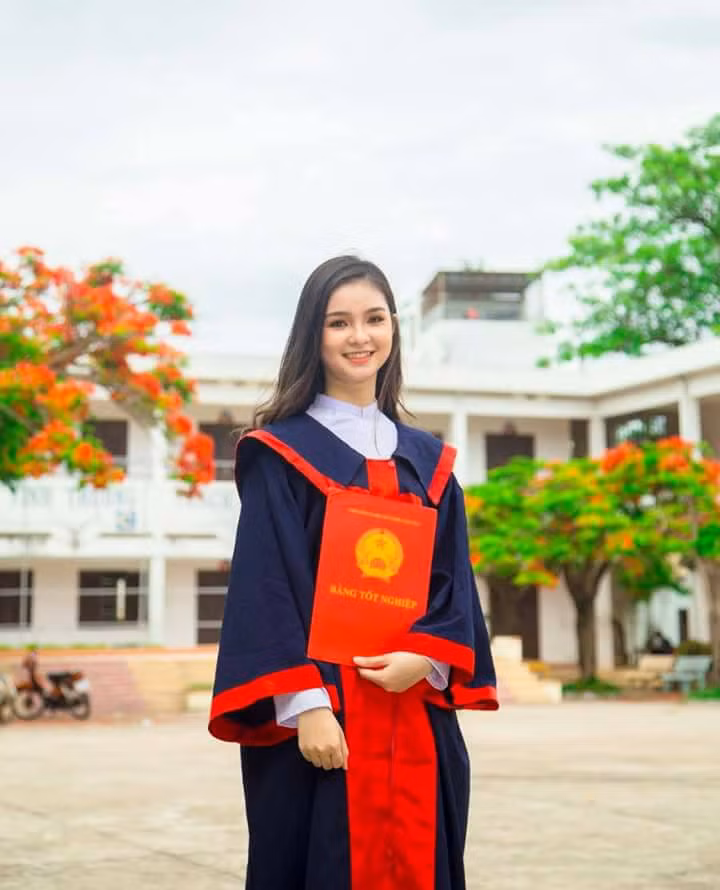Sau buổi tư vấn hướng nghiệp đó, nhờ những bức ảnh được lan truyền trên mạng xã hội mà cuộc sống của Hồng Đoan có một số sự thay đổi. Theo tiết lộ của cô nữ sinh 9X, vài ngày nay số lượng người kết bạn và theo dõi cô trên Facebook tăng rất nhanh. Nhiều bạn bè nhận ra Hồng Đoan cũng tag cô vào ảnh đăng trên các fanpage lớn khiến càng có thêm nhiều người chú ý, nhắn tin hỏi thăm. 