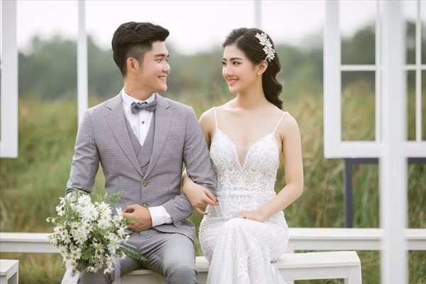 Quan điểm của cô gái An Giang là khi tình yêu đủ lớn thì hai người sẽ tiến tới hôn nhân và không cần bận tâm nhiều đến những lời nhận xét bên ngoài. Cũng có khá nhiều bạn bè và dân mạng bình luận trêu chọc trên Facebook khi biết Mỹ Kiều sắp kết hôn nhưng cô gái sinh năm 2000 vẫn luôn biết cách ứng xử rất khéo léo và vui vẻ.