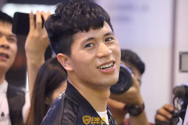 Loat anh che hai huoc chao mung cau thu Dinh Trong ve nuoc
