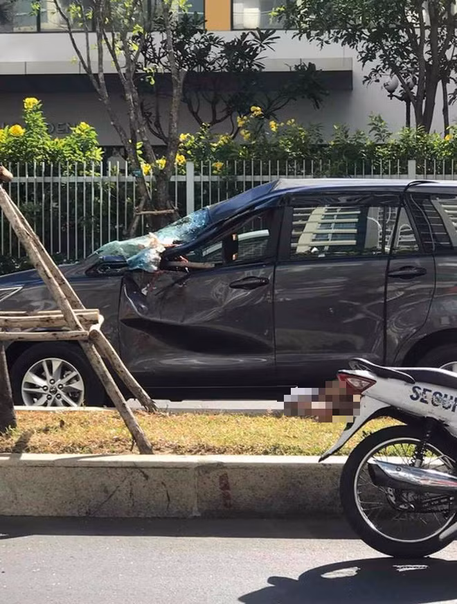 TPHCM: Nguoi dan ong ngoai quoc roi tu tang 49 xuong mui xe o to