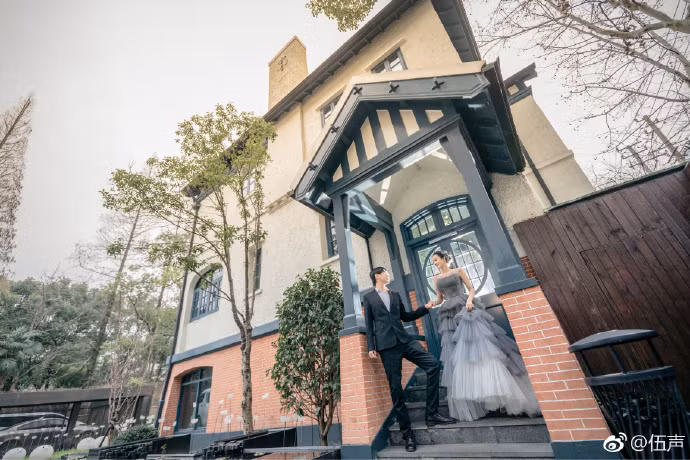 Điều thú vị mối quan hệ của Tửu Thần và Tiểu Vũ là từ năm 2009, họ đã tuyên bố trở thành vợ chồng. Nhưng không hiểu vì lý do gì mà đến tận 10 năm sau họ mới tổ chức đám cưới chính thức.