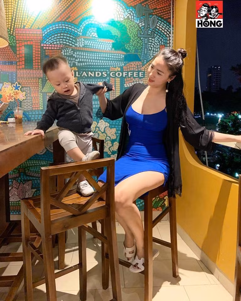 Bà mẹ trẻ trong loạt ảnh có lan da trắng bắt mắt, vóc dáng cao khỏe khoắn và những đường nóng bỏng. Chỉ sau vài giờ chia sẻ, loạt ảnh của bà mẹ xinh đẹp này đã thu hút cả chục nghìn lượt thích.