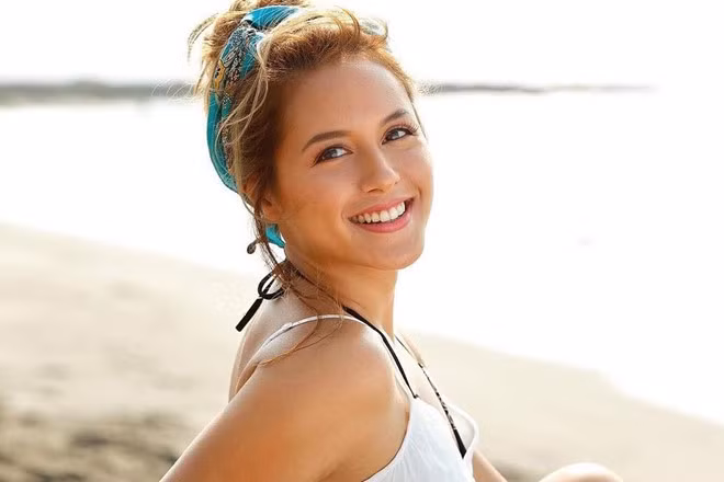 Amanda Fernandez (31 tuổi) xuất thân là một cầu thủ. Cô có niềm đam mê lớn với bóng đá nói riêng và thể thao nói chung. Vẻ ngoài xinh đẹp và cá tính mạnh mẽ, cô trở thành cái tên nổi bật, được chú trong làng thể thao Philippines. "Hot girl làng bóng" từng chơi cho nhiều đội bóng khác nhau từ khi còn đi học.