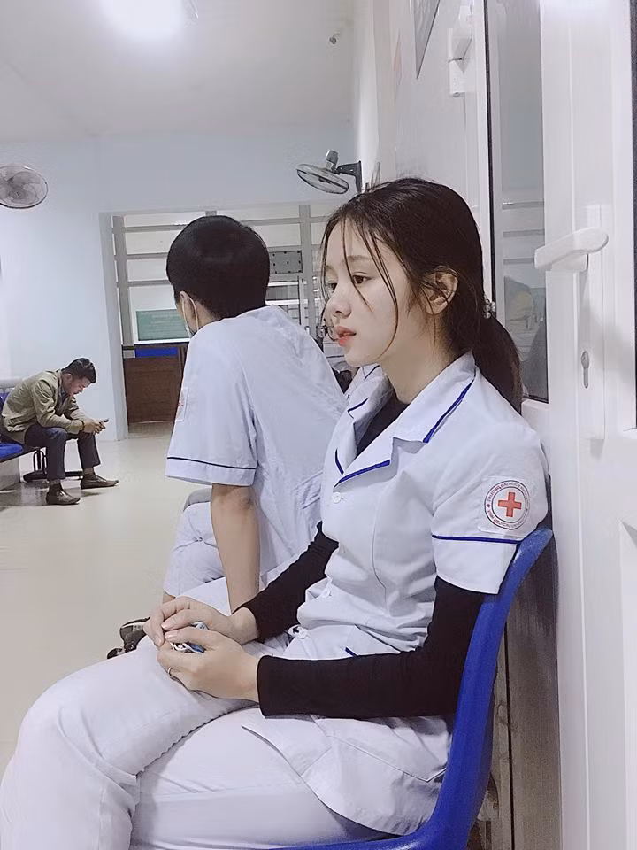 Nữ y tá trong bức ảnh mà fanpage Nghệ An đăng tải có làn da trắng sáng, khuôn mặt rất xinh đẹp, thanh thoát. Dù khoác trên mình bộ đồ y tá, ngồi trong bệnh viện nhưng cô gái vẫn toát ra đầy vẻ trẻ trung, nét đẹp trong sáng khiến nhiều chàng trai "xin chết" ngay từ cái nhìn đầu tiên.