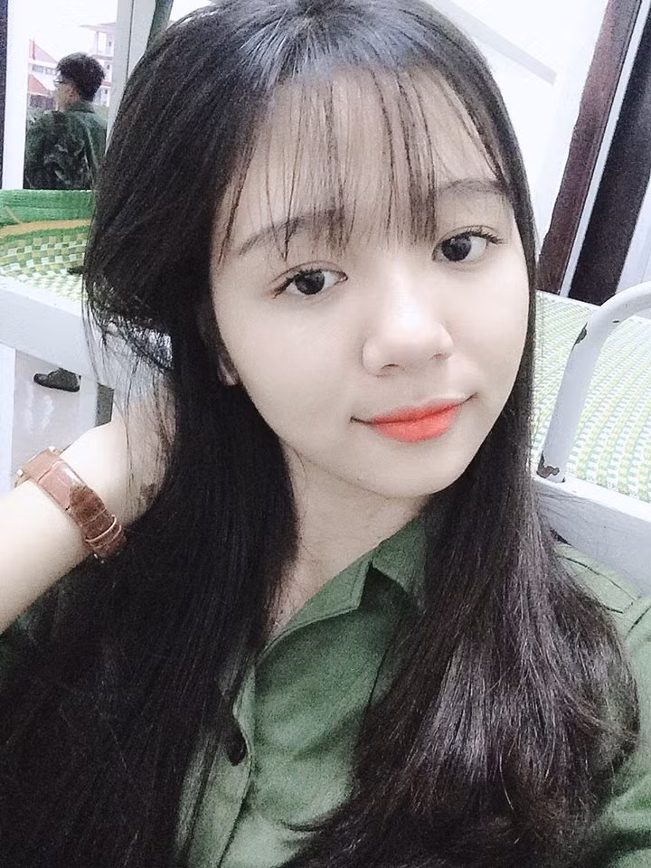 Sau khi các fanpage đăng tải bức ảnh của Linh Chi, trong phần bình luận có rất nhiều lời khen ngợi, trêu chọc rằng: "Y tá xinh thế này thì nhiều người muốn nhập viện lắm nè!".