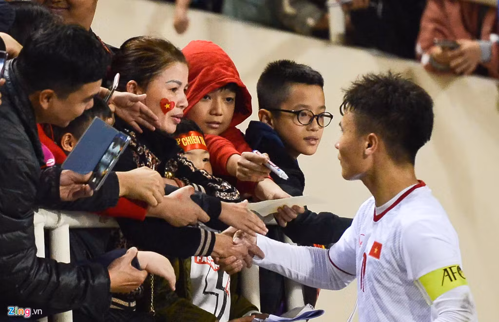 Quang Hai den nam tay me sau khi thang U23 Indonesia-Hinh-2