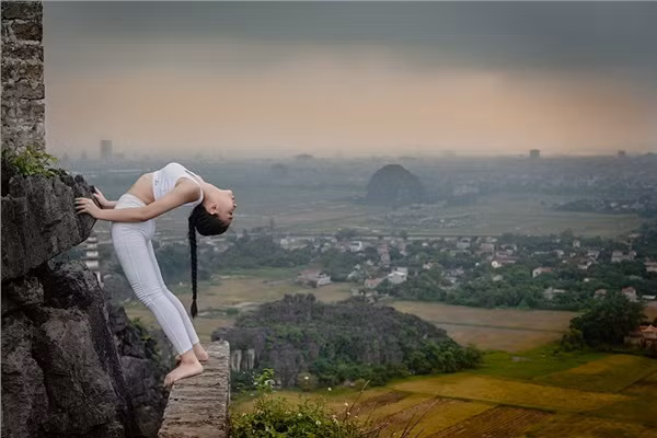 Nhân vật trong bộ ảnh đang gây sốt là Đinh Ngọc Bảo Châu (15 tuổi, đến từ TP. HCM). Cô từng tham gia "Miss Teen International 2017" và lọt top 12 "Bước nhảy hoàn vũ nhí" năm 2014.