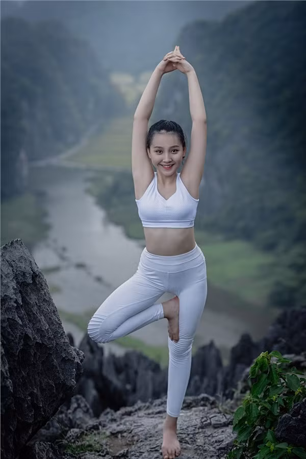 Bên cạnh đó, vì thực hiện ở địa hình hiểm trở nên bộ ảnh đã vô tình tạo ra nhiều ý kiến trái chiều.
