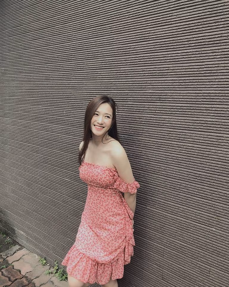 Cô thường xuyên diện váy hai dây gợi cảm, khoe vóc dáng thon gọn và làn da mịn màng không tì vết.