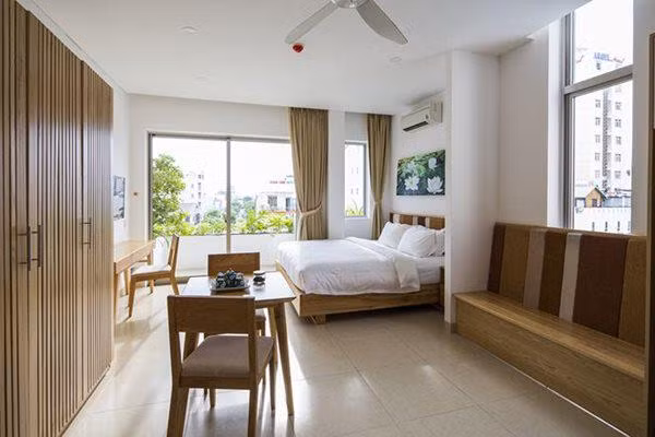 Phòng ngủ khách sạn Đà Nẵng này bố trí đơn giản, thoải mái.