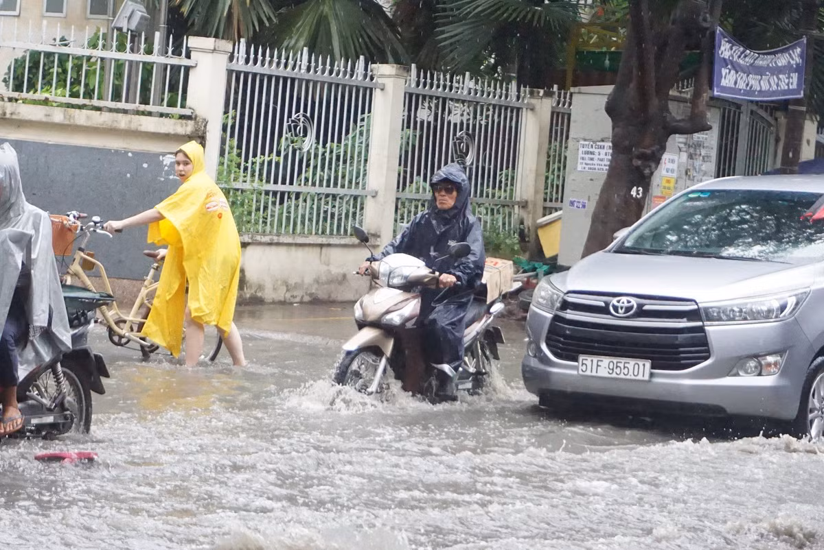 TP HCM: Mua chi 30 phut nhung nhieu duong... bi bom!-Hinh-2