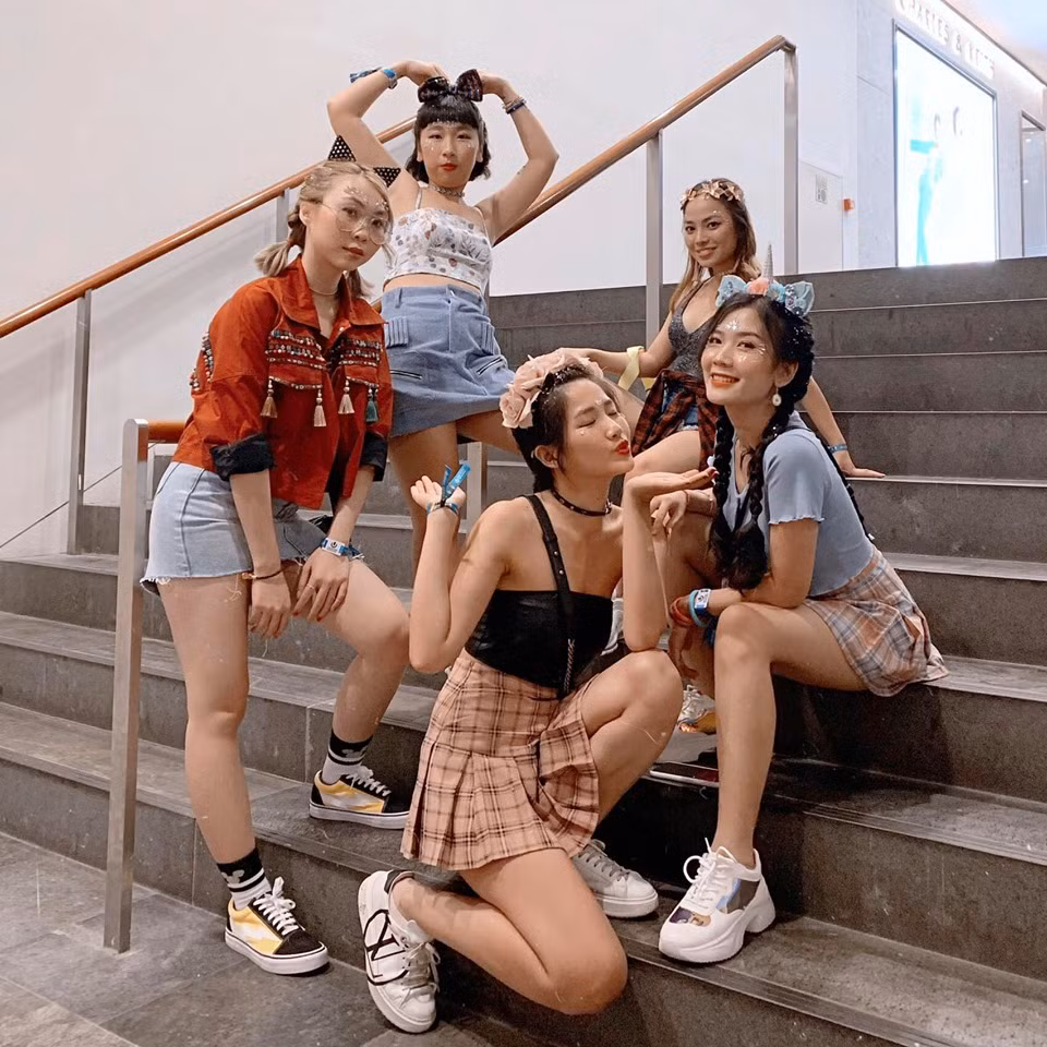 Kiều Trinh, Trang Hý hội ngộ cùng nhóm bạn thân, khép lại tin hot girl - hot boy Việt.