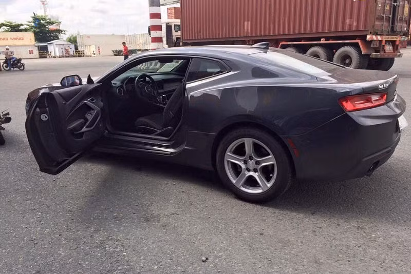 Tại thị trường Mỹ Chevrolet Camaro 2017 có giá bán từ 26.695 USD. Hiện chưa rõ Showroom xe nhập khẩu ở Quận 4 tại TP HCM sẽ bán Chevrolet Camaro 2017 đầu tiên tại Việt Nam với giá bao nhiêu.