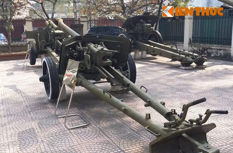Sau Chiến tranh Thế giới thứ 2, Hồng quân Liên Xô đã thu giữ được không ít pháo chống tăng Pak-40. Khoảng giữa những năm 1950, loại pháo này cùng một số mẫu pháo phòng không khác do Đức sản xuất đã được Liên Xô viện trợ lại cho Quân đội Nhân dân Việt Nam sử dụng. Những vũ khí này đã góp một phần trong công cuộc bảo vệ Tổ quốc sau khi hòa bình lập lại ở miền Bắc Việt Nam và cuộc chiến chống chiến tranh phá hoại của Đế quốc Mỹ.