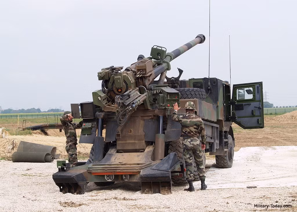 Trên CAESAR còn được lắp hệ thống điều khiển hỏa lực Thales Land and Joint System Atlas artillery C4I (Command, Control, Communication, Computers and Intelligence - Chỉ huy, kiểm soát, liên lạc, máy tính, tình báo). Hệ thống này có nhiệm vụ nhận thông tin về mục tiêu và trả lời các yêu cầu yểm trợ hỏa lực với thời gian thực từ các hệ thống hỗn hợp và hiển thị trên màn hình 3D, sau đó máy tính sẽ tính toán về kiểu mục tiêu, đường đạn, khoảng cách, góc bắn, sử dụng đạn gì cho mục tiêu đó.