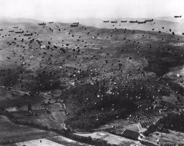 Ngày 15/8/1944, tiểu đoàn dù 509, 551 và tiểu đoàn pháo binh 463 thuộc trung đoàn dù 517 sư đoàn không vận số 1 đã nhảy dù vào miền Nam nước Pháp như một mũi nhọn của chiến dịch Dragoon. Do tầm nhìn hạn chế, hầu hết lực lượng dù bị vượt qua bãi thả và bị phân tán rộng. Mặc dù vậy họ đã tập hợp lại và đảm bảo được mục tiêu của mình.