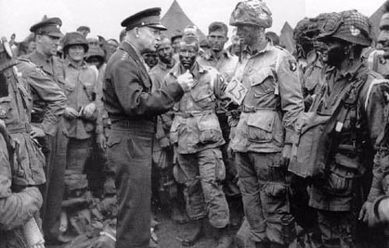 Trong cuộc đổ bộ vào Normandy và đập tan pháo đài châu Âu của Hitler, sư đoàn dù 101 và sư đoàn dù 82 của Mỹ đã được thả xuống sau lưng địch với hai nhiệm vụ khác nhau có mật danh lần lượt là Albany và Boston. Mặc dù các lính dù đã bị phân tán rộng trên các vùng nông thôn nước Pháp do dù bay lạc nhưng sự tàn phá và sự nhầm lẫn do họ gây ra sau phòng tuyến của Đức đã góp phần quan trọng cho thành công của cuộc đổ bộ Normandy.