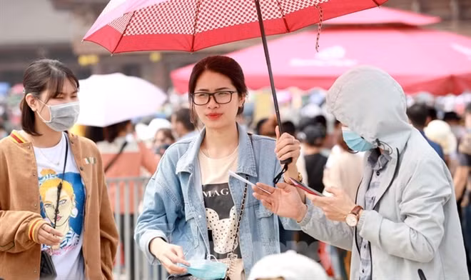 Với cảnh quan hấp dẫn, những năm gần đây, khu du lịch tâm linh Tam Chúc luôn thu hút rất đông du khách.