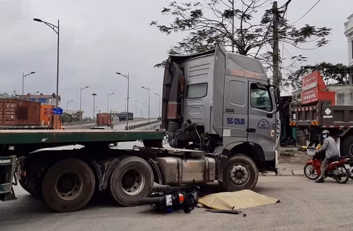  Va chạm với xe đầu kéo, tài xế xe máy tử vong: Trưa 15/3, tại chân cầu vượt Phú Xá trên đường Chùa Vẽ thuộc địa bàn phường Đông Hải 2, quận Hải An, TP Hải Phòng, xe đầu kéo do tài xế Bùi Văn D. (SN 1975, trú huyện Tiên Lãng, TP Hải Phòng) điều khiển, khi đi đến đoạn chân cầu vượt Phú Xá thì va chạm với xe máy do anh Hoa Tấn Tr. (SN 1989, trú quận Lê Chân, TP Hải Phòng) điều khiển, chạy cùng chiều khiến anh Tr. tử vong.