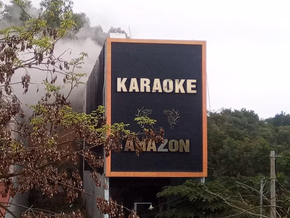 Theo thông tin ban đầu, vụ cháy quán hát karaoke, khói bốc cao hàng trăm mét xảy ra vào khoảng 9h ngày 12/3, tại Quán hát Karaoke ở Thị trấn Sông Thao (huyện Cẩm Khê tỉnh, Phú Thọ). 
