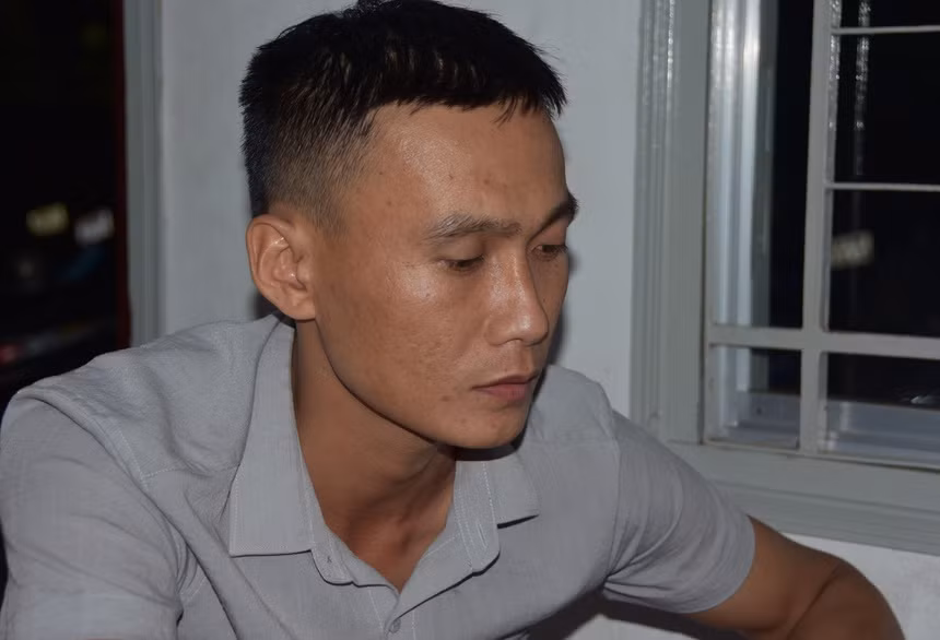  Lừa đảo phụ nữ bằng thủ đoạn 'xe cháy': Đặng Văn Phước (32 tuổi, ở tỉnh Gia Lai) chuyên bám theo phụ nữ trên các tuyến đường vắng ở huyện Châu Thành, tỉnh Tiền Giang, sau đó hô hoán rằng xe máy bị cháy và tình nguyện sửa chữa rồi giở trò lừa đảo. Ngày 14/3, Công an huyện Châu Thành cho biết, đã lập hồ sơ điều tra Phước về hành vi lừa đảo chiếm đoạt tài sản. 