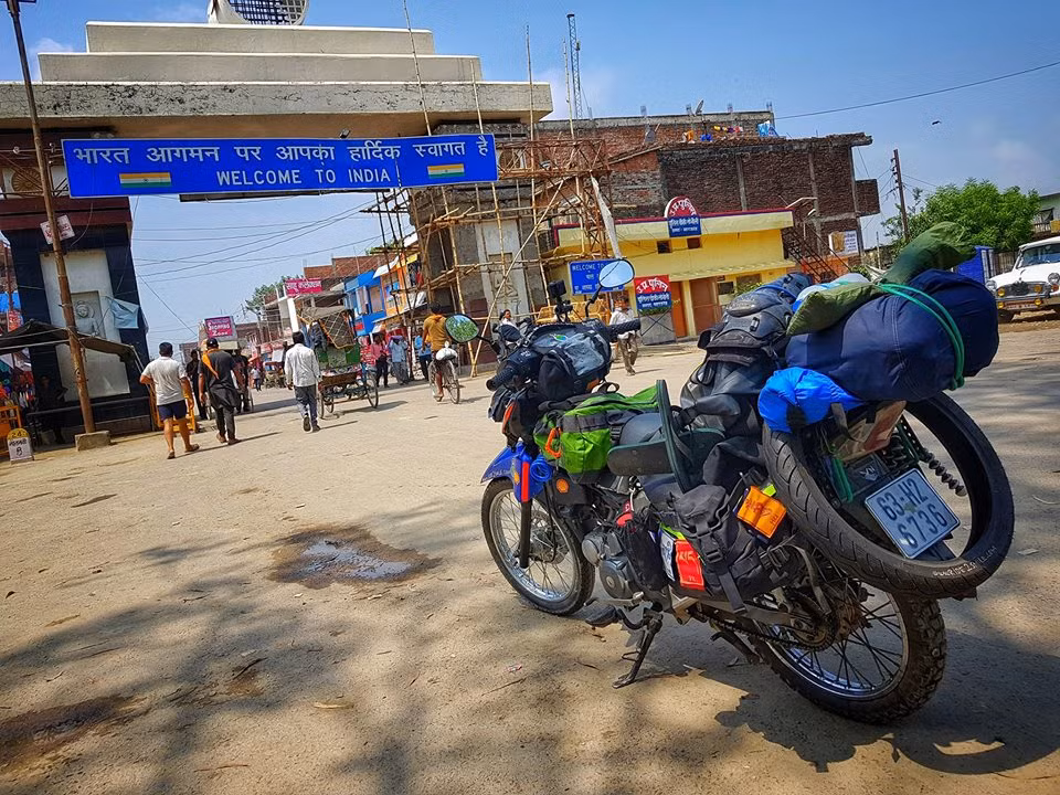 Sau đó, Đăng Khoa từ Nepal băng theo con đường mòn tới Ấn Độ. Cảnh thôn quê Ấn Độ tuyệt đẹp thiệt nhưng cái nắng gay gắt khiến 8X mới đi nửa ngày đã đen thui như con cá đuối. Một tháng sau khi khởi hành, Khoa cũng đã giảm được 5kg.