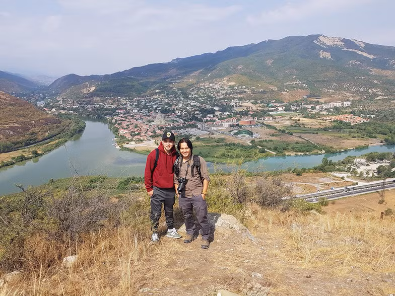 Tình cờ được gặp và chụp ảnh với ca sĩ Hồ Quang Hiếu ở tận đất nước Georgia.