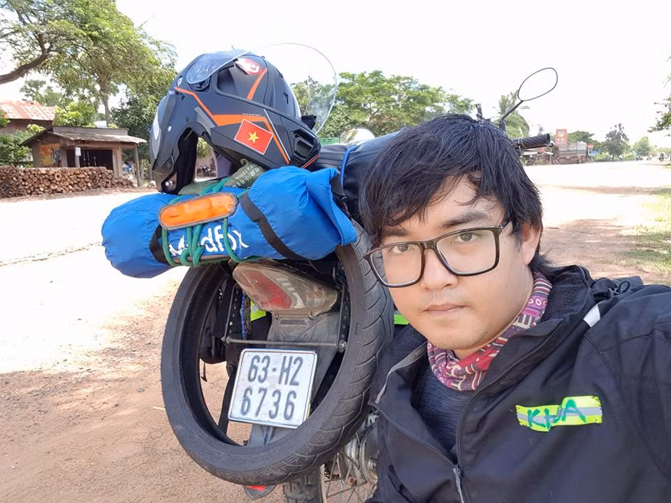 Kết thúc một nửa hành trình khám phá thế giới bằng xe máy của mình được Đăng Khoa gọi là "Chương 1 của chuyến phiêu lưu", chàng trai Tiền Giang cùng "ngựa chiến" mang biển số 63 của mình đã dùng hết 500 lít xăng, 25 chai nhớt và 1 cặp vỏ xe.