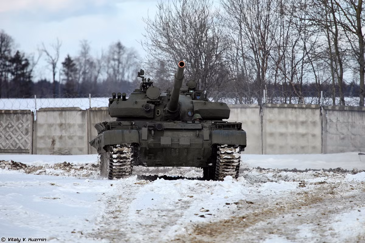 Xe tăng T-62M1 là phiên bản hiện đại hóa sâu của dòng tăng T-62 được ra mắt năm 1983 với những cải tiến về giáp bảo vệ, tính cơ động và hệ thống điều khiển hỏa lực mới. Cụ thể, mặt trước tháp pháo trang bị khối giáp bán nguyệt BDD tăng khả năng bảo vệ tháp pháo trước đạn xuyên nổ lõm, quanh thân bổ sung thêm các tấm giáp thép kháng mìn.