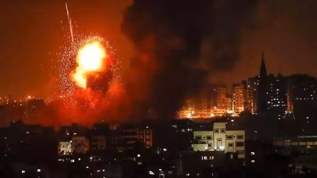 Các căn cứ không quân Syria là những địa điểm bị tấn công thường xuyên nhất, vì được cho là nơi trung chuyển vũ khí từ Iran tới Syria. Trong nhiều vụ không kích, Israel phá hủy cả kho chứa vũ khí, ngay khi vừa được tháo dỡ xuống Syria.