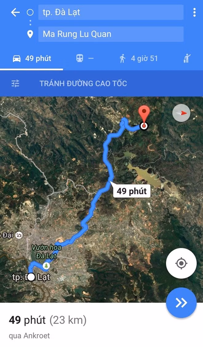 Để đến Ma Rừng Lữ Quán Đà Lạt, các bạn có thể đi theo chỉ dẫn của Google Maps. Khoảng 20 km đầu, đường khá dễ đi. Đường chỉ thật sự khó khăn ở khoảng 3 km cuối vì chỉ toàn đá và dốc.